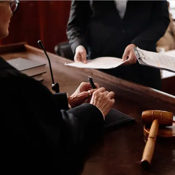 MANHATTAN DEFENSE LAWYER IMAGE OF JUDGE IN COURT DURING AN ARRAINGMENT